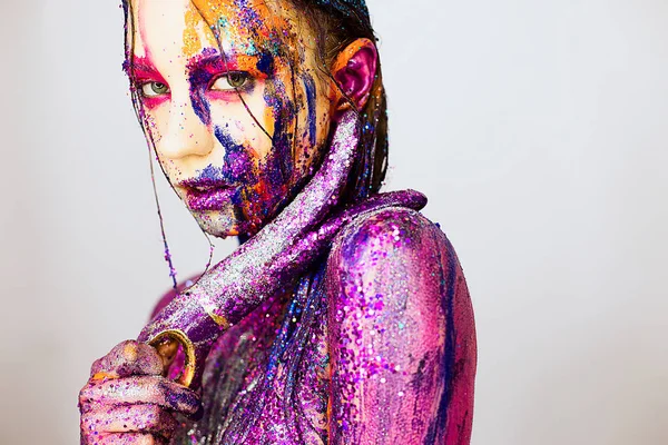 Close-up portret van een jonge vrouw met kunst mode creatieve glitter make-up — Stockfoto