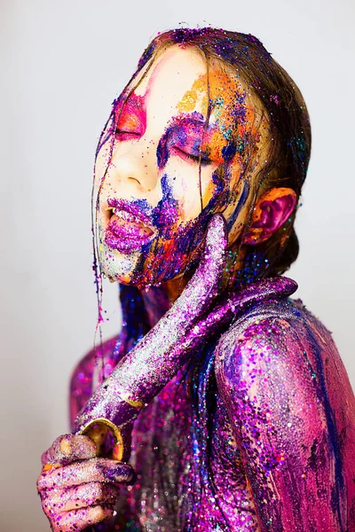 Yakın çekim portre sanat moda yaratıcı glitter makyaj ile genç bir kadın