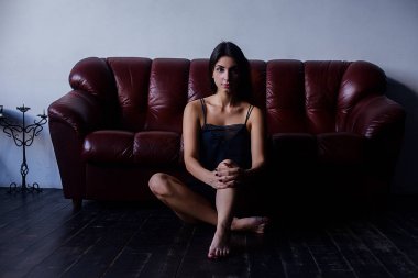 Makyaj ve saç uzun esmer güzel kız portresi ev giysiler giyiyor.