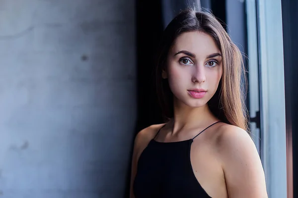 Retrato de hermosa chica con maquillaje y pelo largo morena lleva traje de cuerpo negro . — Foto de Stock