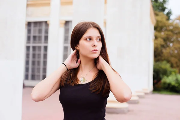 Boş siyah t-shirt, kot pantolon ve yapı sütunları ile karşı poz ceket giyen kız portresi yaşam tarzı