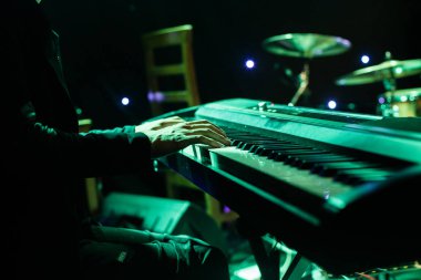Synthesizer klavyede konser sırasında Sahne Alanı'nda oynayan adam