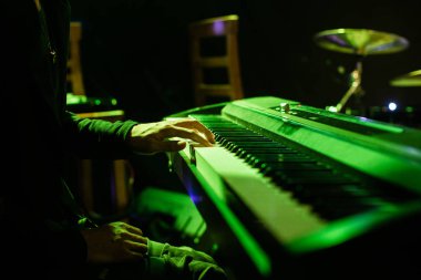 Synthesizer klavyede konser sırasında Sahne Alanı'nda oynayan adam