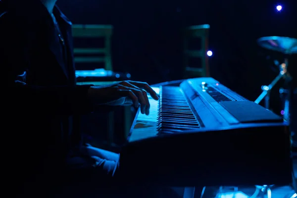 Synthesizer klavyede konser sırasında Sahne Alanı'nda oynayan adam — Stok fotoğraf