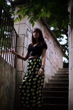 Moda siyah beyaz açık sokakta şık esmer kadın portresi