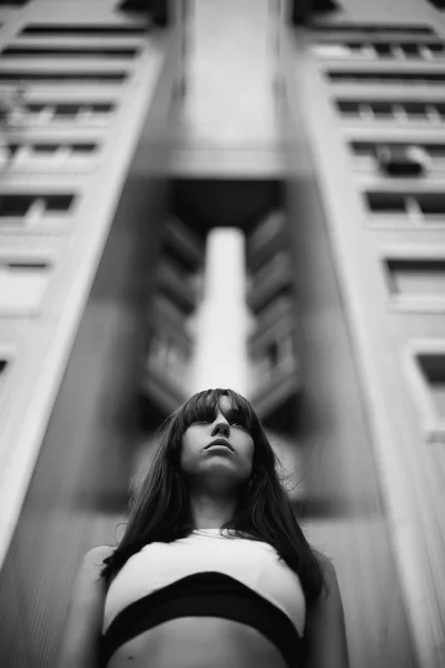 Мода черно-белый наружный портрет стильной брюнетки женщина на улице — стоковое фото