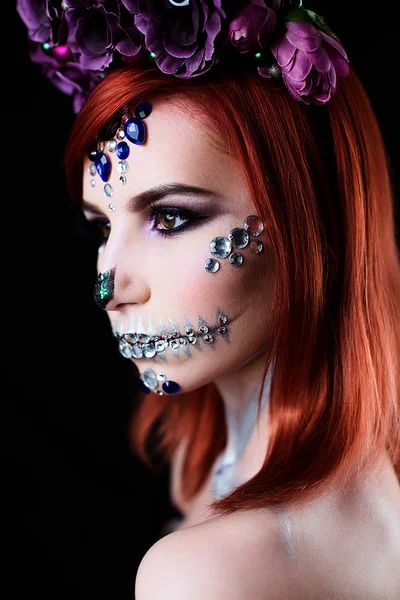 Modelo de moda con maquillaje de cráneo de halloween con brillo y pedrería —  Fotos de Stock