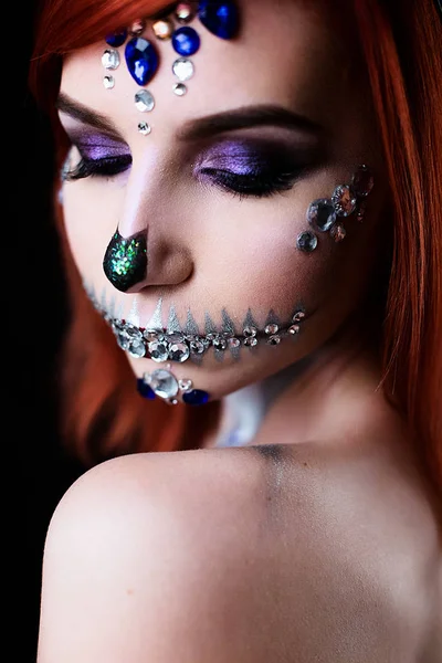 Modelo de moda con maquillaje de cráneo de halloween con brillo y pedrería —  Fotos de Stock