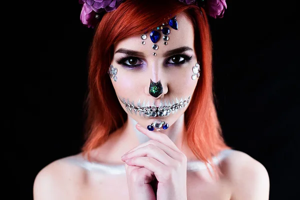 Modèle de mode avec maquillage crâne halloween avec paillettes et strass — Photo