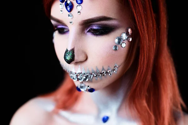 Mode-Modell mit Totenkopf-Make-up zu Halloween mit Glitzern und Strass — Stockfoto