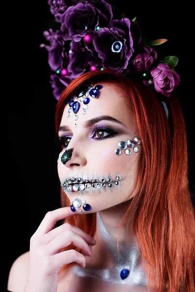 Modelo de moda con maquillaje de cráneo de halloween con brillo y pedrería —  Fotos de Stock