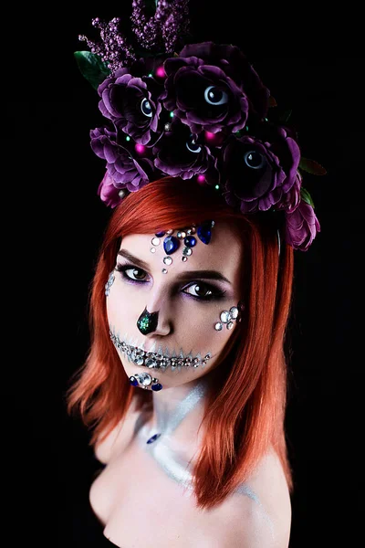 Modelo de moda con maquillaje de cráneo de halloween con brillo y pedrería —  Fotos de Stock
