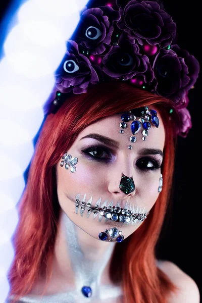 Mannequin met halloween make-up van de schedel met glitter en strass — Stockfoto
