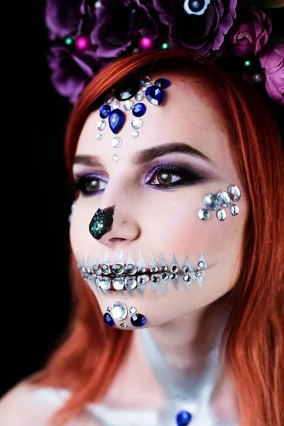 Modelo de moda con maquillaje de cráneo de halloween con brillo y pedrería — Foto de Stock