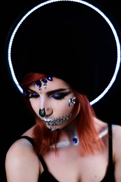 Modelka z halloween makijaż czaszki z brokat i cyrkonie — Zdjęcie stockowe