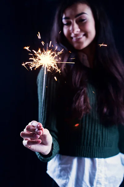 Chica Feliz Sonriendo Sosteniendo Chispeante Fuegos Artificiales Mano Chica Fondo — Foto de Stock