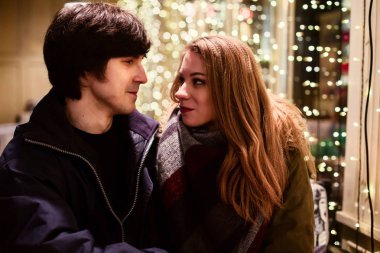 Işıklar arka plan üzerinde bir sürü şehir sokaklarda aşık çift portre yaşam tarzı. Noel ve yeni yıl kutlama kavramı.