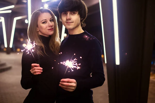 Portret Van Levensstijl Van Paar Verliefd Sprankelende Nieuwe Jaar Vuurwerk — Stockfoto