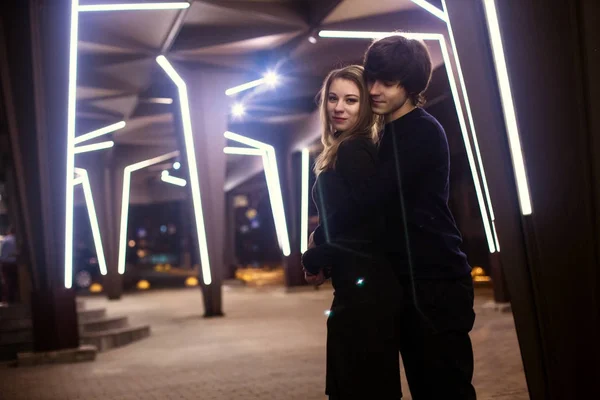 Estilo Vida Retrato Casal Apaixonado Nas Ruas Cidade Com Monte — Fotografia de Stock