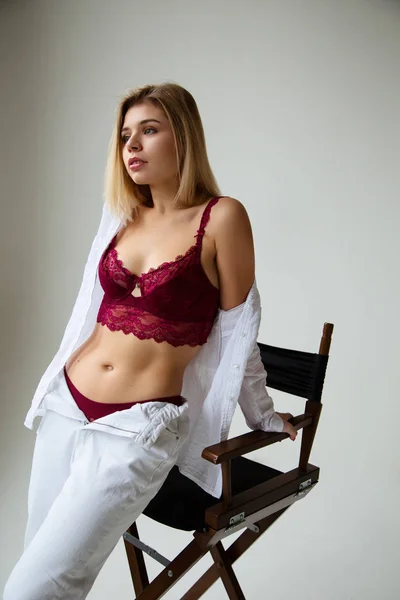 Menina Loira Bonita Posando Estúdio Rendas Lingerie Vermelha Jeans Brancos — Fotografia de Stock