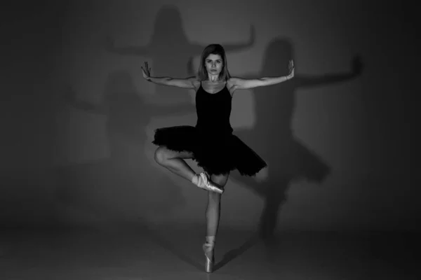 Pełna Długość Czarno Białe Zdjęcie Pięknej Młodej Blondynki Baletnicy Czarnej — Zdjęcie stockowe