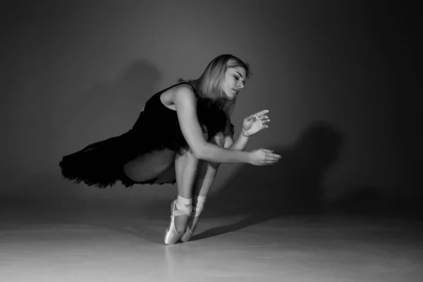 Ολόσωμη Ασπρόμαυρη Φωτογραφία Μιας Όμορφης Νεαρής Ξανθιάς Χορεύτριας Μπαλέτου Μαύρο — Φωτογραφία Αρχείου