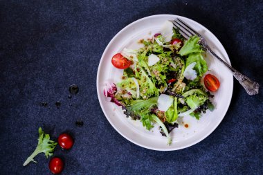 Sağlıklı Quinoa salata otlar ve zeytinyağı sosu ile