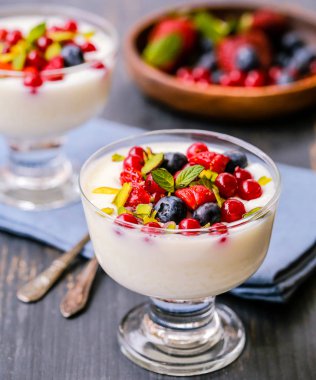 Sütlaç çilek ve fıstık ile