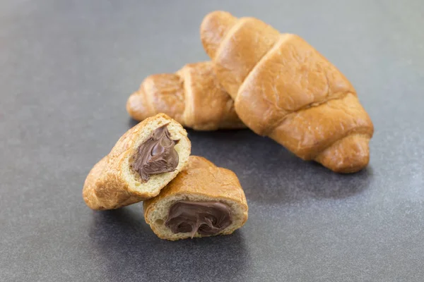 Croissant, csokoládé, fekete háttér — Stock Fotó