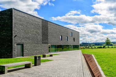 Ana bina ile bilgilendirici panolar