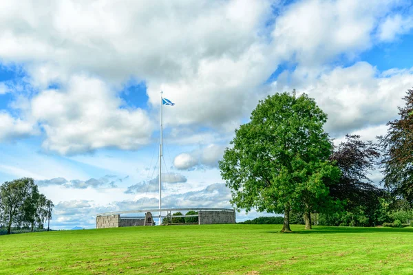 Mastro de bandeira no campo de batalha no lugar da Batalha de Bannockburn — Fotografia de Stock