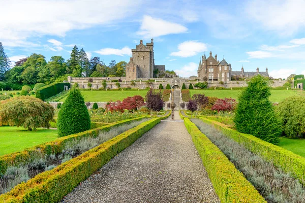 Maestoso castello di Drummond con eleganti giardini — Foto Stock