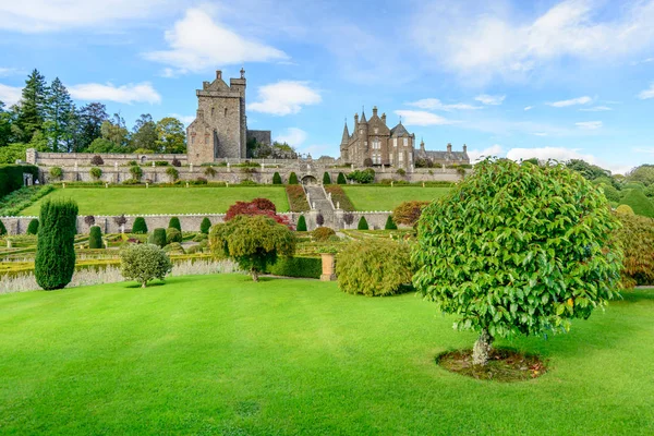 Величний замок Драммонд з елегантним сади — стокове фото