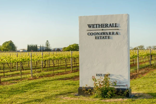 Firma en la entrada de los viñedos de Wetherall — Foto de Stock