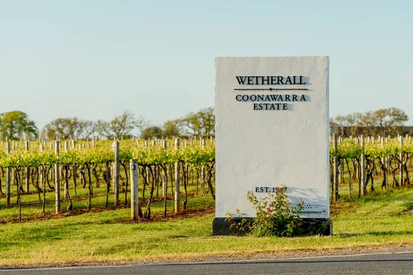 Firma en la entrada de los viñedos de Wetherall — Foto de Stock