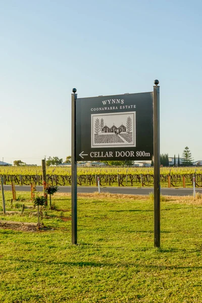 Firme en la entrada de los viñedos Wynns Eastate — Foto de Stock