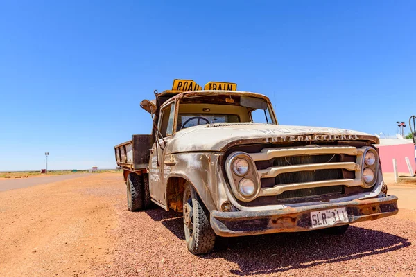 Verlaten verwoeste vrachtwagen — Stockfoto