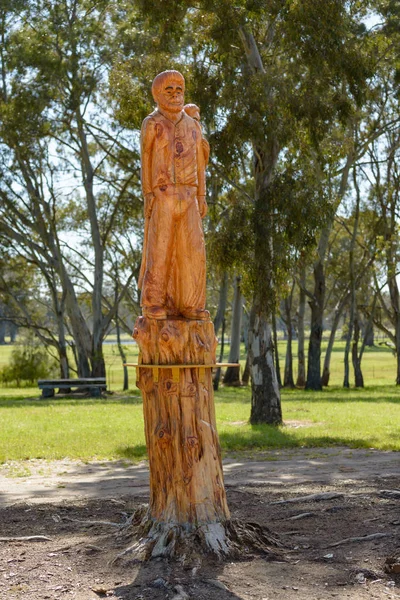 Skulptur huggen ur stammen — Stockfoto