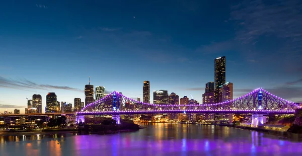 Story Bridge with purple lights — Stock Photo, Image