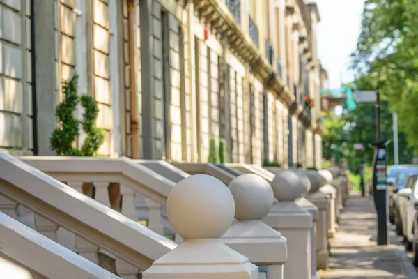 Um edifício residencial de arenito — Fotografia de Stock