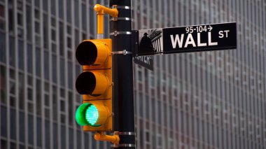 Wall Street üzerinde trafik ışıkları 