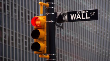 Wall Street üzerinde trafik ışıkları 