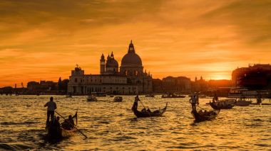 Grand Canal yakınındaki Basilica Santa Maria della Salute, Venedik gondol ile klasik Venedik sahne.