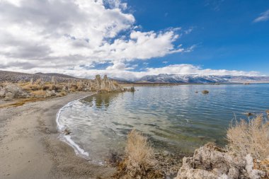 Mono Gölü Kaliforniya, ABD, tüf doğal oluşumu höyükleri.
