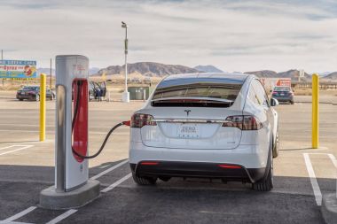 Baker, Amerika Birleşik Devletleri - 16 Şubat 2018: şarj istasyonu Baker Güney Kaliforniya'da, Tesla Supercharger, şarj A Tesla Model X araba