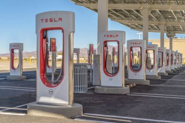 Baker, Amerika Birleşik Devletleri - 16 Şubat 2018: Tesla Supercharger şarj Baker Güney Kaliforniya'da, elektrikli araçlar şarj istasyonu 