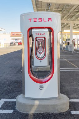 Baker, Amerika Birleşik Devletleri - 16 Şubat 2018: Tesla Supercharger şarj Baker Güney Kaliforniya'da, elektrikli araçlar şarj istasyonu 