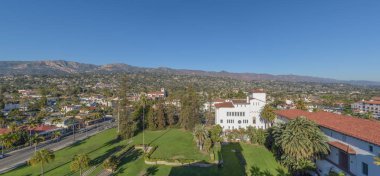 Santa Barbara, Amerika Birleşik Devletleri - 07 Şubat 2018: Panoramik Riviera görünümünden Santa Barbara adliye binası Santaynez dağlar ve Montecito doğru saat kulesi.