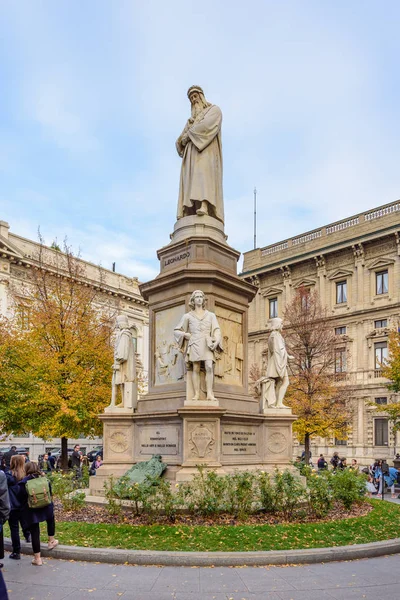 Mailand Italien Oktober 2017 Leonardo Vinci Denkmal Auf Der Piazza — Stockfoto
