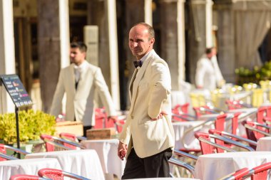 Venice, İtalya - 23 Ekim 2017: Garsonlar Piazza San Marco Vencie İtalya güneşli bir sabah hizmet için hazır.